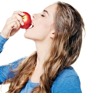 Ácido da fruta ataca o esmalte dos dentes